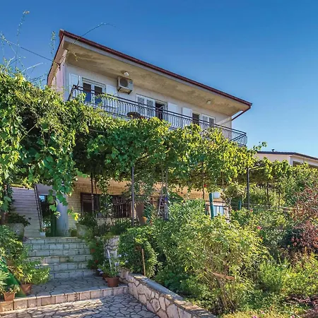 3 Bedroom Lovely In Novi Vinodolski