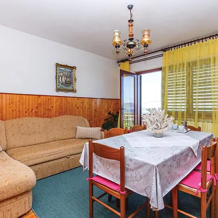 3 Bedroom Lovely In Apartment Novi Vinodolski